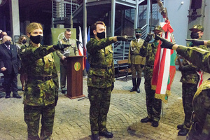 Na pierwszym planie ślubujący funkcjonariusze. Za nimi stoją Pan Jerzy Mindziukiewicz, Komendant NwOSG i dowódca uroczystości. Na pierwszym planie ślubujący funkcjonariusze. Za nimi stoją Pan Jerzy Mindziukiewicz, Komendant NwOSG i dowódca uroczystości.