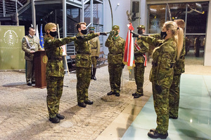 Ślubują na sztandar nowo przyjęci funkcjonariusze. Ślubują na sztandar nowo przyjęci funkcjonariusze.