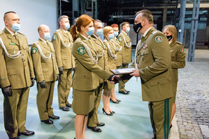 Gen. bryg. SG Robert Bagan wręcza dyplomy ukończenia przeszkolenia oficerskiego. Gen. bryg. SG Robert Bagan wręcza dyplomy ukończenia przeszkolenia oficerskiego.