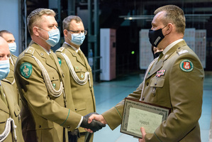 Gen. bryg. SG Robert Bagan wręcza dyplomy ukończenia przeszkolenia oficerskiego. Gen. bryg. SG Robert Bagan wręcza dyplomy ukończenia przeszkolenia oficerskiego.