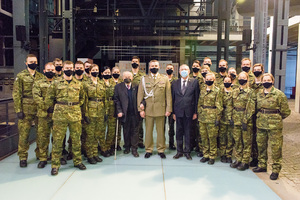 Zdjęcie grupowe. Po środku stoją Pan Jerzy Mindziukiewicz, Jerzy Substyk, Komendant NwOSG, a obok nich ślubujący. Zdjęcie grupowe. Po środku stoją Pan Jerzy Mindziukiewicz, Jerzy Substyk, Komendant NwOSG, a obok nich ślubujący.