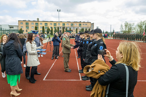 Ppłk SG Krzysztof Jurkowski wręcza certyfikaty. Ppłk SG Krzysztof Jurkowski wręcza certyfikaty.