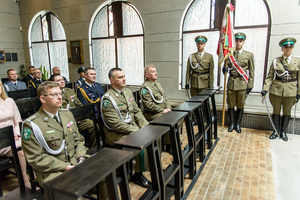 W ławkach podczas Mszy Świętej siedzą Komendanci NwOSG oraz zaproszeni goście. Po prawej stronie stoi Poczet Sztandarowy. W ławkach podczas Mszy Świętej siedzą Komendanci NwOSG oraz zaproszeni goście. Po prawej stronie stoi Poczet Sztandarowy.
