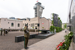 Gen. bryg. SG Robert Bagan oddaje honor po złożeniu wieńca pod Dzwonem "Monter". Gen. bryg. SG Robert Bagan oddaje honor po złożeniu wieńca pod Dzwonem &quot;Monter&quot;.