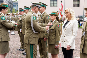 Komendant NwOSG przypina medale odznaczonym. Komendant NwOSG przypina medale odznaczonym.