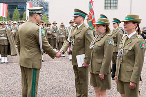 Gen. bryg. SG Robert Bagan wręcza akty mianowań na kolejne stopnie. Gen. bryg. SG Robert Bagan wręcza akty mianowań na kolejne stopnie.