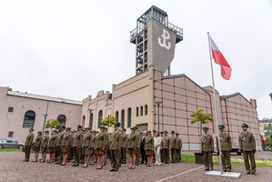 Widok na funkcjonariuszy i pracowników NwOSG stojących przed Muzeum Powstania Warszawskiego. Widok na funkcjonariuszy i pracowników NwOSG stojących przed Muzeum Powstania Warszawskiego.
