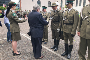 Pan Waldemar Bocheński wręcza medale. Pan Waldemar Bocheński wręcza medale.