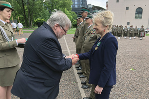 Pan Waldemar Bocheński wręcza medale. Pan Waldemar Bocheński wręcza medale.