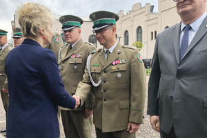 Pani Ewa Waszkiewicz wręcza monety. Pani Ewa Waszkiewicz wręcza monety.