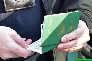Paszport wietnamski przeglądany przez funkcjonariusza 