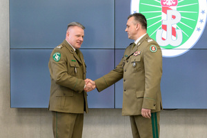 Gen bryg. SG Robert Bagan ściska dłoń płk. SG Piotrowi Lisiakowi. Gen bryg. SG Robert Bagan ściska dłoń płk. SG Piotrowi Lisiakowi.