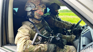 Funkcjonariusze WZD siedzą w samochodzie. Funkcjonariusze WZD siedzą w samochodzie.