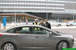 Funkcjonariusz Policji i funkcjonariusze SG stoją przy samochodzie podczas kontroli kierowcy. Zdj. archiwum NwOSG. Funkcjonariusz Policji i funkcjonariusze SG stoją przy samochodzie podczas kontroli kierowcy. Zdj. archiwum NwOSG.