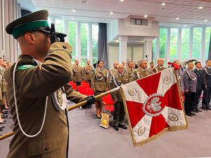 Na pierwszym planie Poczet Sztandarowy. W tle funkcjonariusze SG i zaproszeni goście. Na pierwszym planie Poczet Sztandarowy. W tle funkcjonariusze SG i zaproszeni goście.
