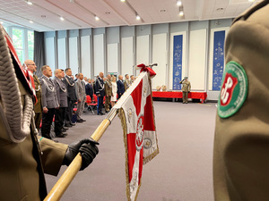 Na pierwszym planie Sztandar NwOSG. W tle funkcjonariusze SG i zaproszeni goście. Na pierwszym planie Sztandar NwOSG. W tle funkcjonariusze SG i zaproszeni goście.
