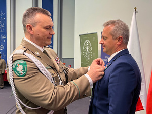Gen. bryg. SG Robert Bagan przypina medal Wojewodzie Kujawsko-Pomorskiemu. Gen. bryg. SG Robert Bagan przypina medal Wojewodzie Kujawsko-Pomorskiemu.