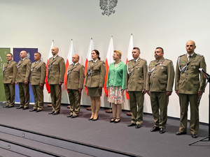 Na scenie stoją wyróżnieni. Na scenie stoją wyróżnieni.