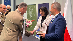 Komendant NwOSG wręcza Medal Pamiątkowy „Za Zasługi dla Nadwiślańskiego Oddziału Straży Granicznej”. Komendant NwOSG wręcza Medal Pamiątkowy „Za Zasługi dla Nadwiślańskiego Oddziału Straży Granicznej”.