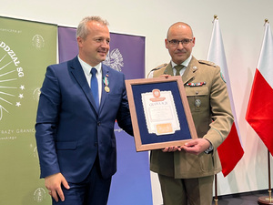 Pan Mikołaj Bogdanowicz wręcza gratulacje Komendantowi Placówki SG w Bydgoszczy. Pan Mikołaj Bogdanowicz wręcza gratulacje Komendantowi Placówki SG w Bydgoszczy.