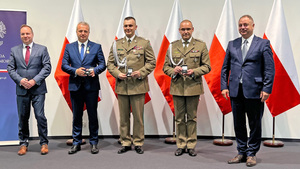 Od lewej stoją: Pan Leszek Beszczyński, Wojewoda Kujawsko-Pomorski, gen. bryg. Robert Bagan, Komendant PSG w Bydgoszczy, Pan Lucjan Nowakowski. Od lewej stoją: Pan Leszek Beszczyński, Wojewoda Kujawsko-Pomorski, gen. bryg. Robert Bagan, Komendant PSG w Bydgoszczy, Pan Lucjan Nowakowski.