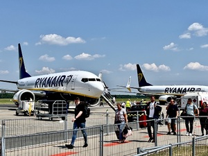 Pasażerowie na płycie Lotniska Warszawa-Modlin 