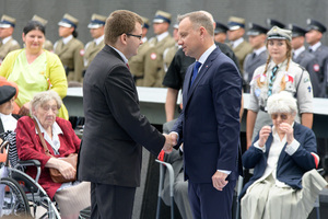 Prezydent Andrzej Duda wręcza odznaczenia. Prezydent Andrzej Duda wręcza odznaczenia.