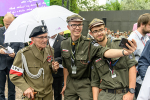 Harcerze robią zdjęcie z Powstańcem. Harcerze robią zdjęcie z Powstańcem.