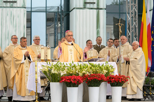Biskup Polowy rozpoczyna mszę przed Katedrą Wojska Polskiego. Biskup Polowy rozpoczyna mszę przed Katedrą Wojska Polskiego.