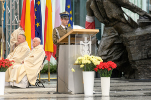 Żołnierz stoi przy ambonie. Żołnierz stoi przy ambonie.