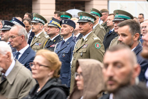 Stoją Komendanci służb mundurowych. Stoją Komendanci służb mundurowych.