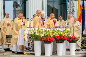 Biskup Polowy i księża trzymają Ciało Boże. Biskup Polowy i księża trzymają Ciało Boże.