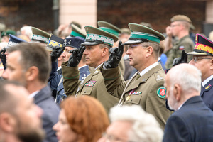 Honor oddają Komendant Nadwiślańskiego Oddziału Straży Granicznej gen. bryg. SG Robert Bagan i ppłk SG Piotr Czarnecki. Honor oddają Komendant Nadwiślańskiego Oddziału Straży Granicznej gen. bryg. SG Robert Bagan i ppłk SG Piotr Czarnecki.