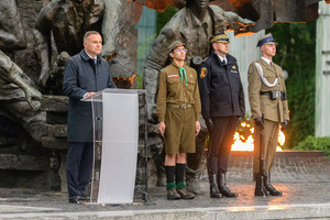 Przemawia Prezydent Andrzej Duda. Obok stoi posterunek honorowy. Przemawia Prezydent Andrzej Duda. Obok stoi posterunek honorowy.