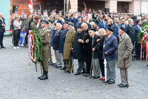 Delegacja Powstańców składa wieniec. Delegacja Powstańców składa wieniec.