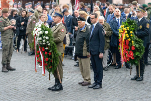 Wieniec składa Premier Mateusz Morawiecki. Wieniec składa Premier Mateusz Morawiecki.