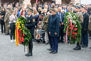 Kwiaty składa Pan Rafał Trzaskowski. Kwiaty składa Pan Rafał Trzaskowski.