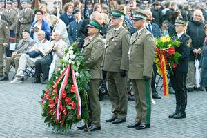 Delegacja NwOSG stoi z wieńcem. Delegacja NwOSG stoi z wieńcem.