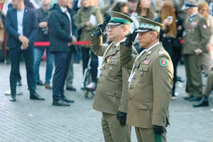 Honor oddają gen. bryg. SG Robert Bagan i ppłk SG Piotr Czarnecki. Honor oddają gen. bryg. SG Robert Bagan i ppłk SG Piotr Czarnecki.