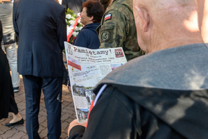 Mężczyzna czyta jednodniówkę. Mężczyzna czyta jednodniówkę.