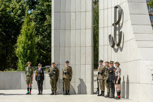 Posterunek honorowy przed Pomnikiem Armii Krajowej i Polskiego Państwa Podziemnego. Posterunek honorowy przed Pomnikiem Armii Krajowej i Polskiego Państwa Podziemnego.