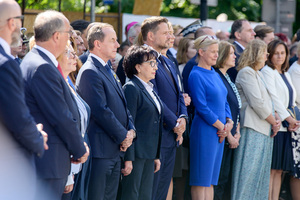 Stoją Marszałkowie Senatu, Sejmu, Prezydent Warszawy, goście. Stoją Marszałkowie Senatu, Sejmu, Prezydent Warszawy, goście.