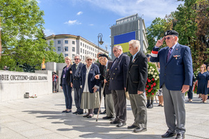 Hołd oddają Powstańcy warszawscy. Hołd oddają Powstańcy warszawscy.