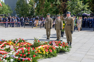 Żołnierz Pułku Reprezentacyjnego oddaje honor. Na drugim planie delegacja NwOSG. Żołnierz Pułku Reprezentacyjnego oddaje honor. Na drugim planie delegacja NwOSG.