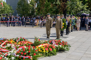 Honor oddają ppłk SG Kamil Sikora i chor. szt. SG Dariusz Borkowski. Honor oddają ppłk SG Kamil Sikora i chor. szt. SG Dariusz Borkowski.