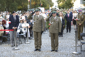 Honor oddają Zastępca Komendanta NwOSG płk SG Paweł Sobieraj i ppłk SG Kamil Sikora. Honor oddają Zastępca Komendanta NwOSG płk SG Paweł Sobieraj i ppłk SG Kamil Sikora.