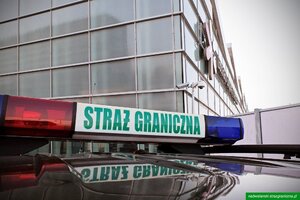 Kogut Straż Graniczna na dachu samochodu. W tle terminal lotniska w Warszawie. Kogut Straż Graniczna na dachu samochodu. W tle terminal lotniska w Warszawie.