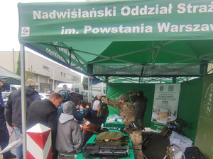 Uczestnicy pikniku przy stanowisku NwOSG. Uczestnicy pikniku przy stanowisku NwOSG.