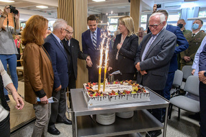 Powstańcy i zaproszeni goście stoją przed tortem. Powstańcy i zaproszeni goście stoją przed tortem.