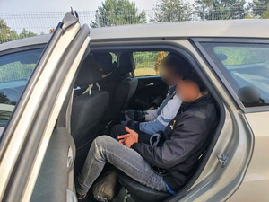 Cudzoziemcy siedzą w samochodzie. Cudzoziemcy siedzą w samochodzie.